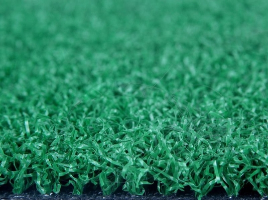 Matériau en PE de 17 mm pour le golf Herbe artificielle pour les sports de plein air ou le sol de la maison avec des trous de drainage et une forte densité