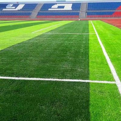 Gazon artificiel de football de 50 mm de hauteur, résistant aux UV, approuvé par la FIFA, haute densité et faible entretien