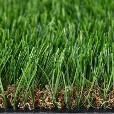 Gazon artificiel vert sans remplissage de 30 mm utilisé pour les animaux de compagnie ou les jardins sur le toit avec résistance aux UV et bonne élasticité