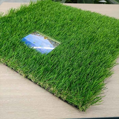Protection de l'environnement 40 mm C Forme de paysage vert Faux gazon artificiel avec trous de drainage