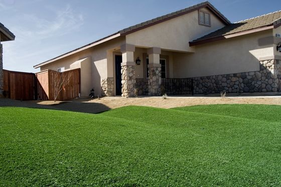 Herbe artificielle de 30 mm de hauteur de piles avec une apparence réaliste et peu d'entretien pour les jardins