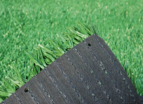 40 mm d'herbe verte artificielle émeraude de 3/8 gauge pour la construction de terrains de sport en plein air