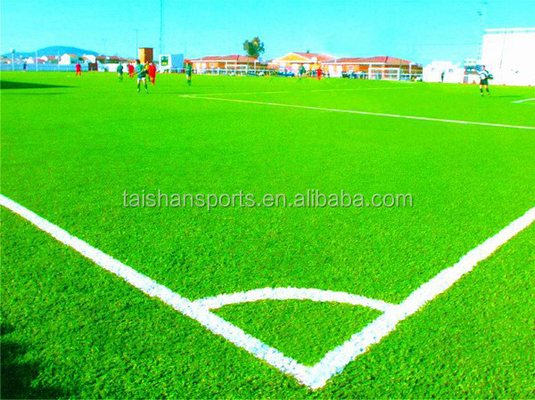 Gazon sportif artificiel à haute densité utilisé pour le terrain de football avec adhérence PU et taille personnalisable