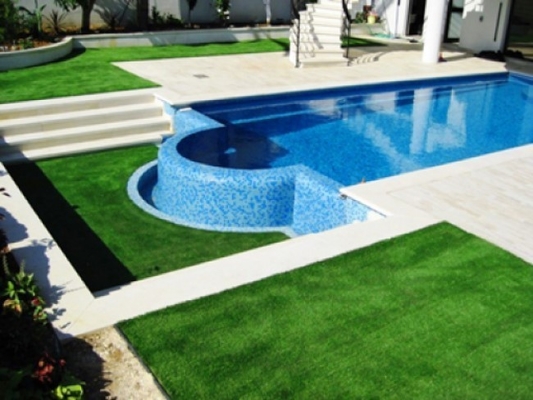 Terrain de jeux à haute densité Herbe synthétique utilisée pour les piscines ou les balcons des arrière-cour avec une grande résistance aux UV