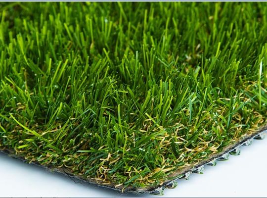Gazon artificiel écologique résistant aux UV avec support personnalisable pour jardins et terrains extérieurs