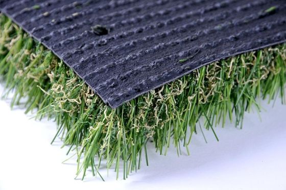 Herbe artificielle de haute densité de 35 mm avec 16800 points/m2 et excellente perméabilité à l'eau pour l'aménagement paysager