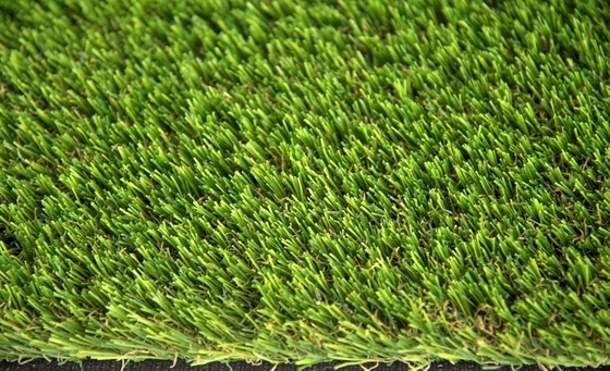 Herbe artificielle hybride à haute densité pour l'aménagement paysager intérieur / extérieur pour animaux de compagnie Tapis 35 mm Excellente perméabilité à l'eau