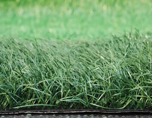 60 mm d'herbe synthétique de balcon 140 points/m d'herbe verte fausse de 5/8" de largeur