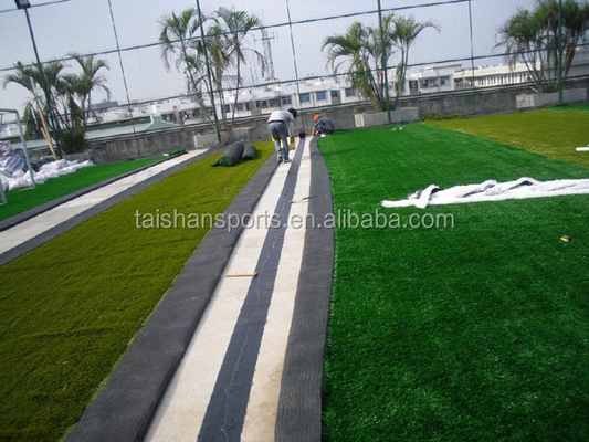 50 mm Vert artificiel Sport Herbe PE Matériau 16000 Dtex Sport Astro Turf Pour le football