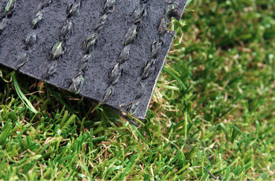 140 points de suture/m2 d'herbe artificielle hybride avec une hauteur de pile de 25 mm et de l'adhésif SBR pour une apparence réaliste dans les jardins