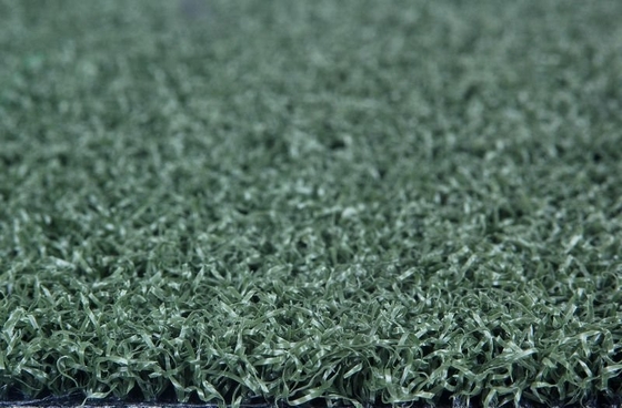 Matériau en PE de 17 mm pour le golf Herbe artificielle pour les sports de plein air ou le sol de la maison avec des trous de drainage et une forte densité