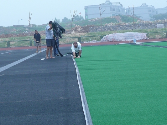 Matériau en PE de 17 mm pour le golf Herbe artificielle pour les sports de plein air ou le sol de la maison avec des trous de drainage et une forte densité