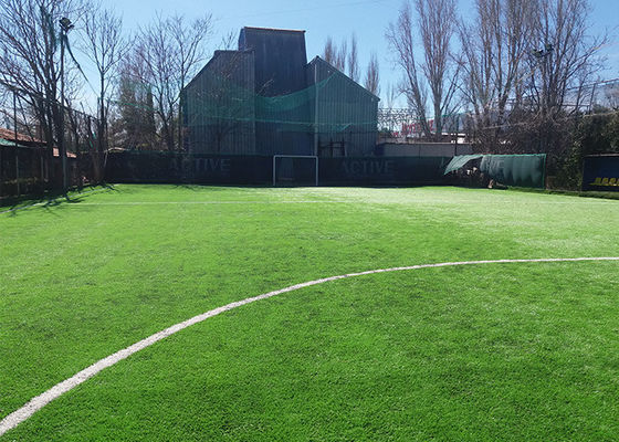 Gazon artificiel de football de 50 mm de hauteur, résistant aux UV, approuvé par la FIFA, haute densité et faible entretien