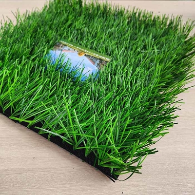 Gazon artificiel de football de 50 mm 160 points/m Gazon artificiel pour le football et les activités de plein air nécessitant peu d'entretien