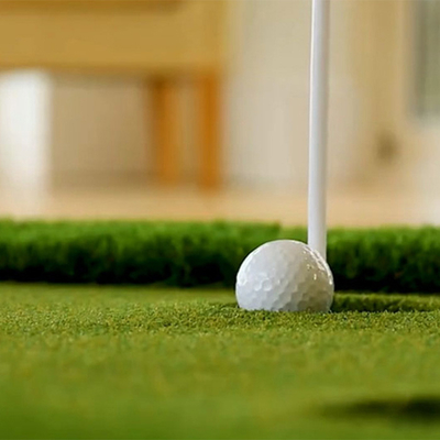 Gazon artificiel de golf vert de 13 mm pour les événements sportifs avec 230 points de suture par mètre et 6500 Dtex