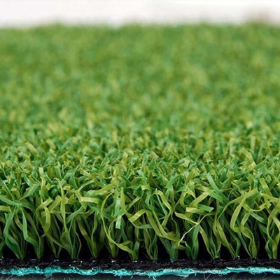 Gazon artificiel de golf vert de 13 mm pour les événements sportifs avec 230 points de suture par mètre et 6500 Dtex