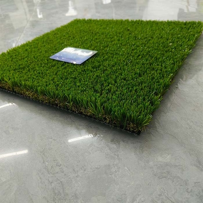 Gazon artificiel vert sans remplissage de 30 mm utilisé pour les animaux de compagnie ou les jardins sur le toit avec résistance aux UV et bonne élasticité