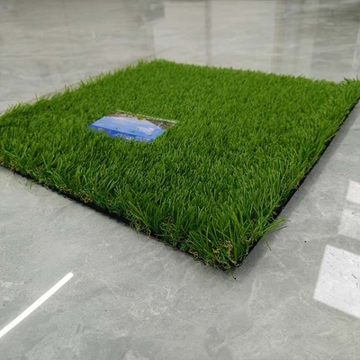 Utilisez de l'herbe verte artificielle de 35 mm pour transformer vos espaces de loisirs et vos arrière-cours familiaux