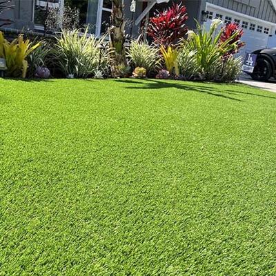 Utilisez de l'herbe verte artificielle de 35 mm pour transformer vos espaces de loisirs et vos arrière-cours familiaux