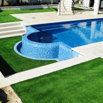 Utilisez de l'herbe verte artificielle de 35 mm pour transformer vos espaces de loisirs et vos arrière-cours familiaux