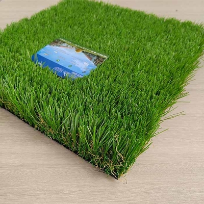 L'herbe verte artificielle de paysage avec un faible coût d'entretien et une densité élevée de 10500-21000 points/m2