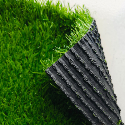 Céréales synthétiques non remplies 25 mm Herbe artificielle haute Dtex Pour les terrains de sport et les décorations paysagères