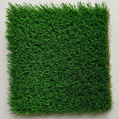 Hauteur de l'herbe de 48 mm 180 points/M Fausse herbe verte avec une grande résistance aux UV pour les espaces de loisirs et les cours extérieurs