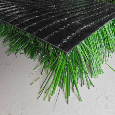 Gazon artificiel de sport de hauteur de pile de 50 mm avec 14000 Dtex et résistant aux UV pour les terrains de football