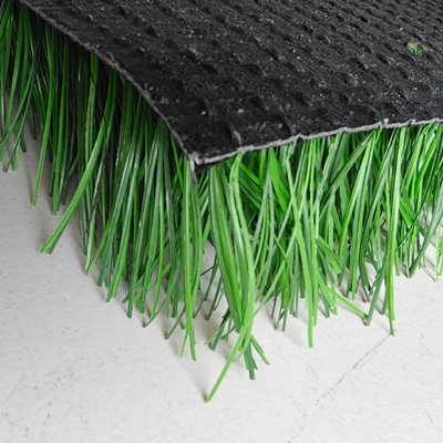 Herbe artificielle polyvalente durable pour le sport et les loisirs avec 18000 Dtex et 7560 points de suture/m2