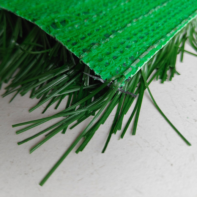 50 mm de hauteur de pile Herbe artificielle verte à haute densité et excellente texture pour les sports et les compétitions