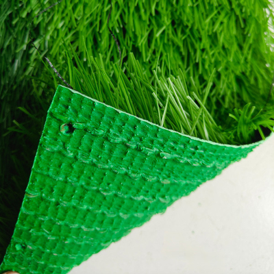 Du gazon artificiel bicolore de football 50 mm pour la protection de l'environnement sur les terrains de sport avec du latex vert SBR