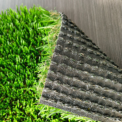 Utilisez de l'herbe verte artificielle de 35 mm pour transformer vos espaces de loisirs et vos arrière-cours familiaux