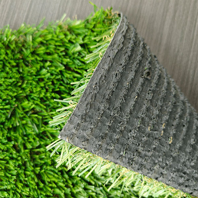 Herbe verte artificielle de 30 mm pour la pose et la décoration avec des couleurs vives et un solide support adhésif