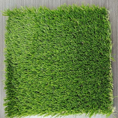 Perméabilité à l'eau élevée de 30 mm Performance de l'herbe verte artificielle avec adhésif PU utilisé pour les champs de loisirs