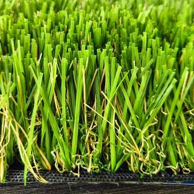 Herbe artificielle polyvalente de 50 mm avec une excellente résistance à l'eau et aux UV