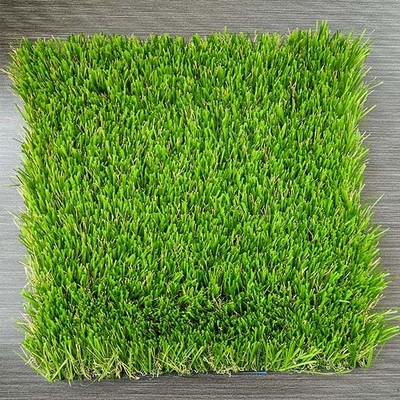 Herbe artificielle polyvalente de 50 mm avec une excellente résistance à l'eau et aux UV