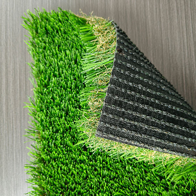Herbe courbée droite en soie mélangée 16200 Dtex Paysage Herbe artificielle pour le loisir et la décoration Avec hauteur de pile de 45 mm