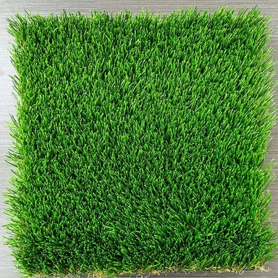 Herbe courbée droite en soie mélangée 16200 Dtex Paysage Herbe artificielle pour le loisir et la décoration Avec hauteur de pile de 45 mm
