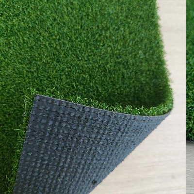Un gazon artificiel de golf de 15 mm de haute performance avec une grande résistance aux UV, une surface plate et une sensation douce.