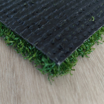 Un gazon artificiel de golf de 15 mm de haute performance avec une grande résistance aux UV, une surface plate et une sensation douce.