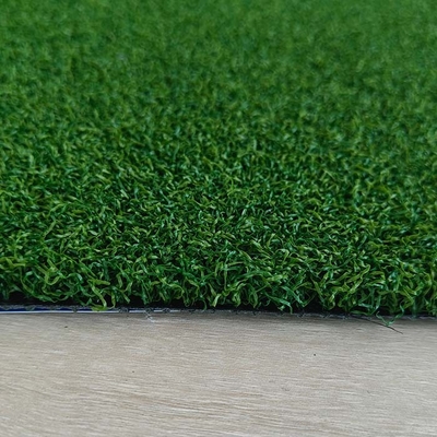 Un gazon artificiel de golf de 15 mm de haute performance avec une grande résistance aux UV, une surface plate et une sensation douce.