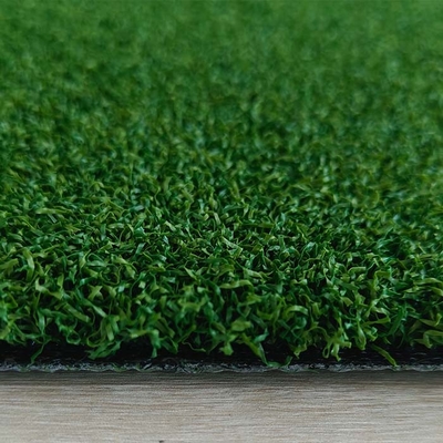 Gazon artificiel de golf haute performance Dtex 5500 avec une perméabilité à l'eau élevée et une résistance aux UV