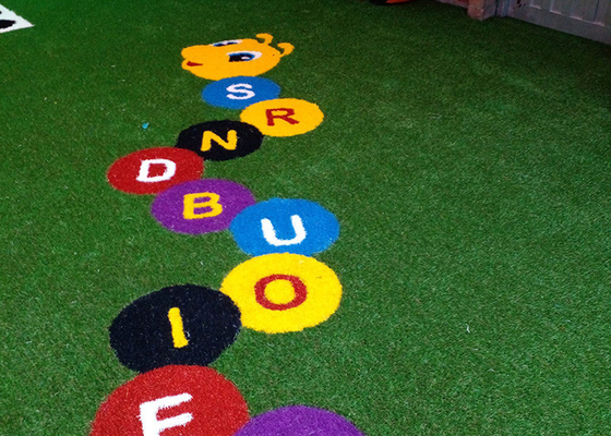 15 mm Logo d'herbe artificielle à photo durable personnalisé gazon synthétique pour les terrains de sport ou les zones de loisirs