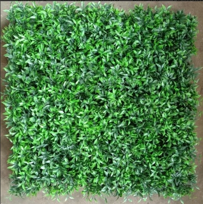 Herbe artificielle pour murs avec d'excellents effets décoratifs pour les maisons et les cafés de forme carrée