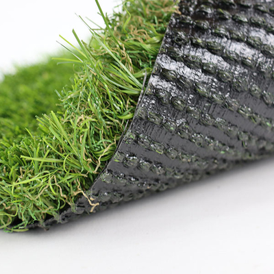 Le gazon vert artificiel de 40 mm est recouvert d'un revêtement en PU double PP avec un support haute Dtex.