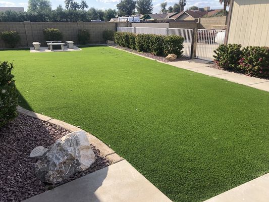 Herbe artificielle de 40 mm de hauteur de piles avec une apparence réaliste et peu d'entretien pour les jardins et l'aménagement paysager