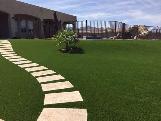 Herbe artificielle de 30 mm de hauteur de piles avec une apparence réaliste et peu d'entretien pour les jardins