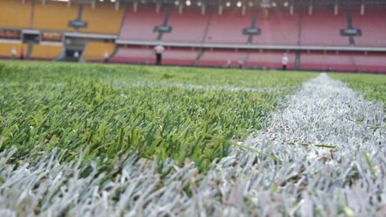 Gazon artificiel sans remplissage pour les terrains de football avec une grande perméabilité à l'eau pour grossistes et agents locaux