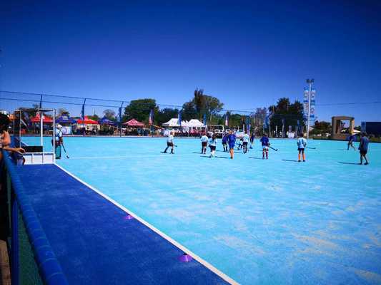Gazon artificiel de hockey certifié FIH avec hauteur de pile de 14 mm et pulvérisation d'eau pour un jeu constant