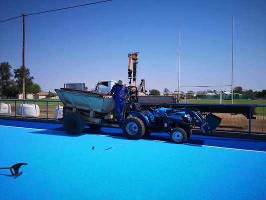 Gazon artificiel de hockey certifié FIH avec hauteur de pile de 14 mm et pulvérisation d'eau pour un jeu constant